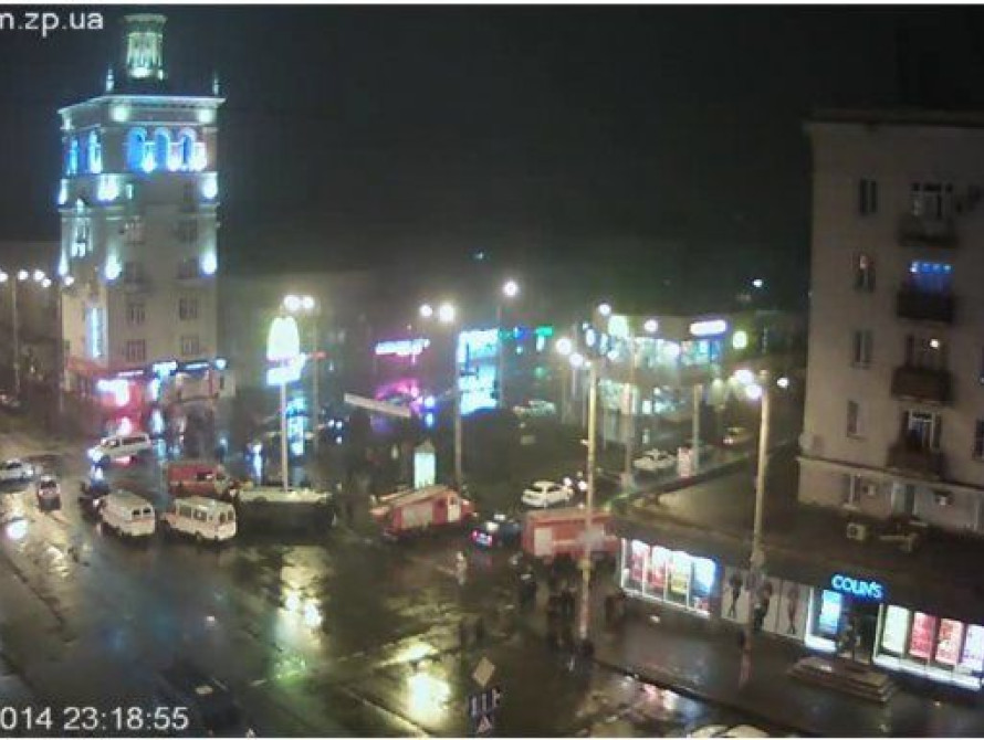 В  Рождественскую ночь в центре Запорожья перевернулась маршрутка (видео)