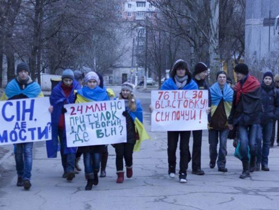 Запорожские активисты пришли "колядовать" к мэру