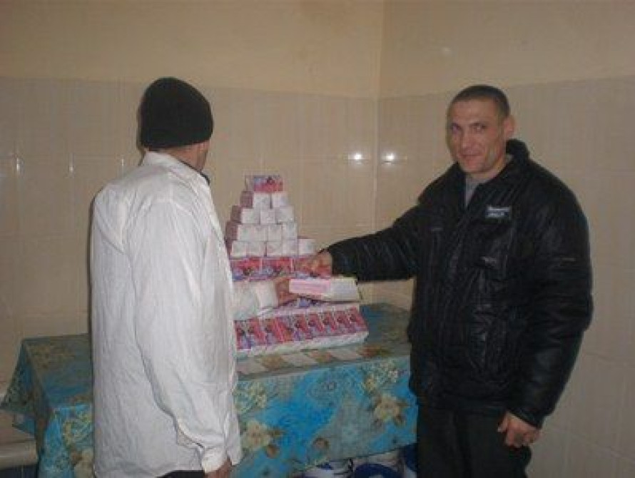 Запорожским заключенным священники вручили сладкие подарки