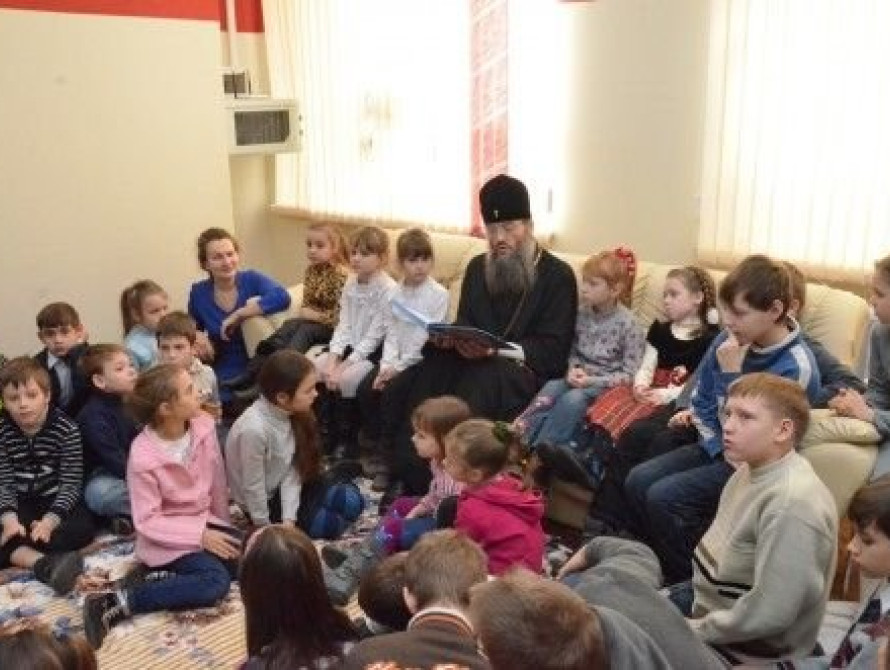 В Запорожье Владыка Лука прочел детям сказки