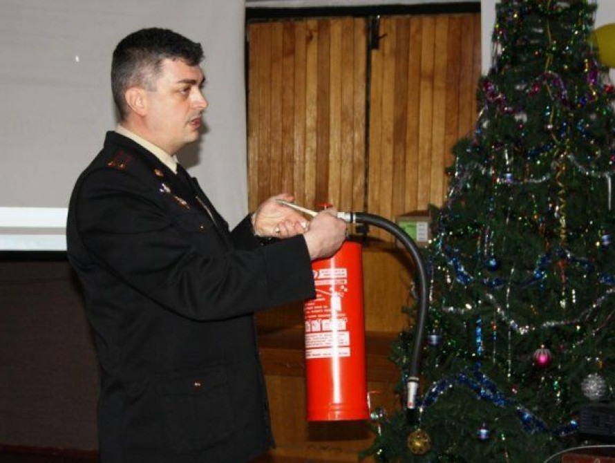 Запорожских студентов научили тушить пожар