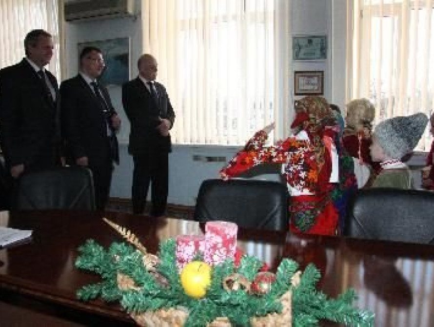 В Запорожской мэрии пели колядки и щедривки