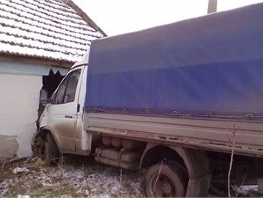 В Запорожской области "Газель" въехала в дом, теперь вместо окна - двери