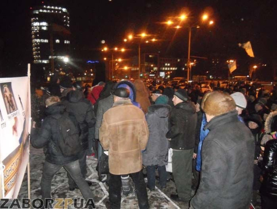 Запорожский майдан требует отставки Януковича и отправляет активистов в Киев 