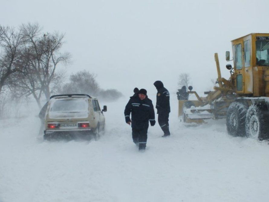 В Запорожской области 9 автомобилей застряли в снежных заносах