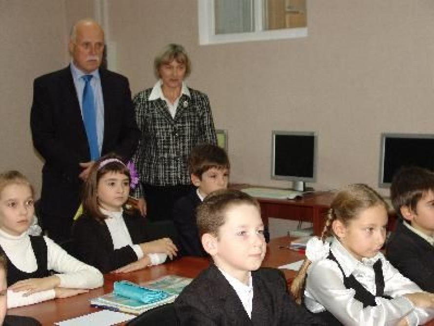 В Запорожье прошел флешмоб "Восток-Запад! Мы вместе!"