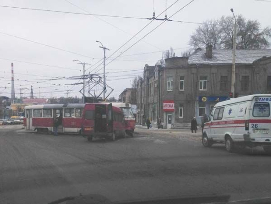 В Запорожье маршрутка столкнулась с трамваем