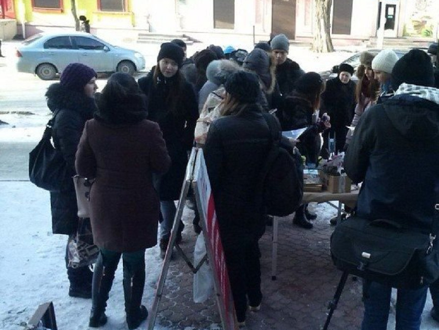 Запорожцы обмениваются книгами