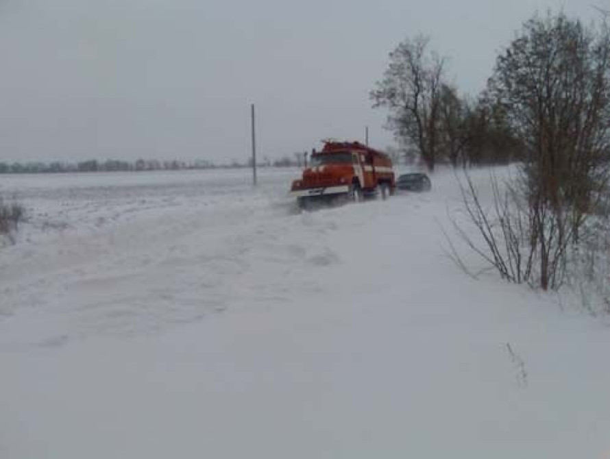 В Запорожской области в сугробах застряли "скорые", маршрутки, легковушки