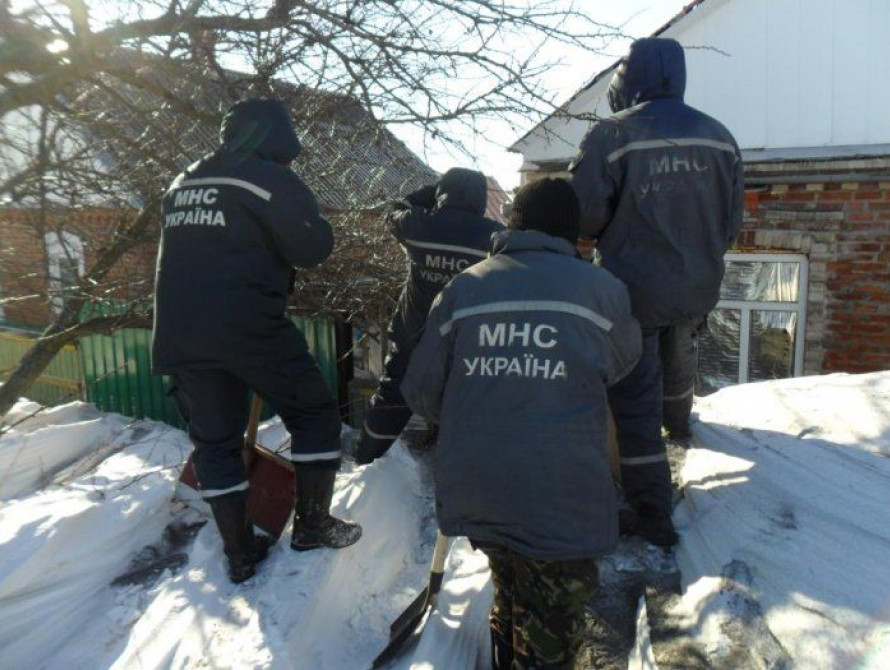 В Бердянске пенсионеров занесло снегом вместе с их домами 