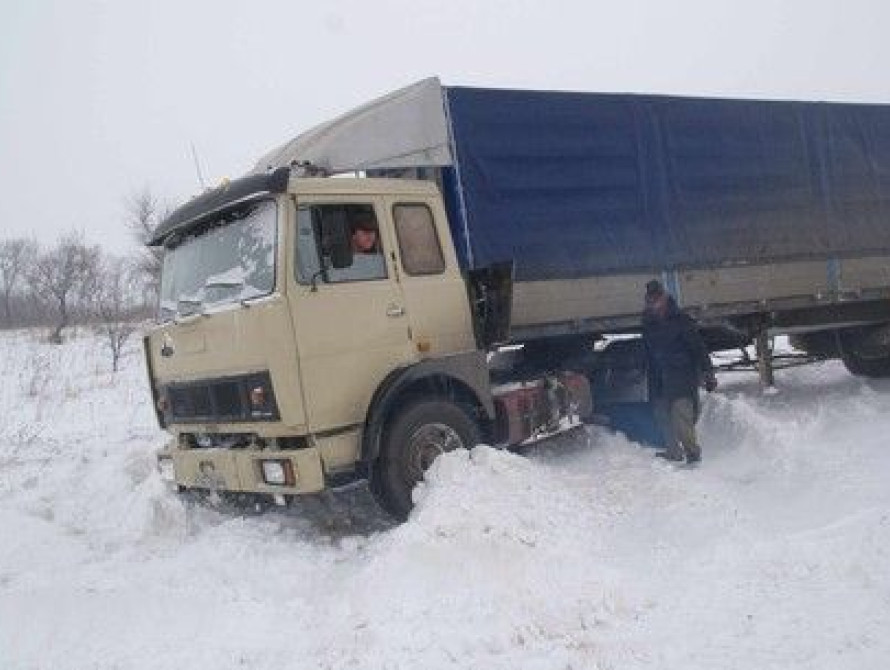 В Запорожской области в сугробе застрял грузовик