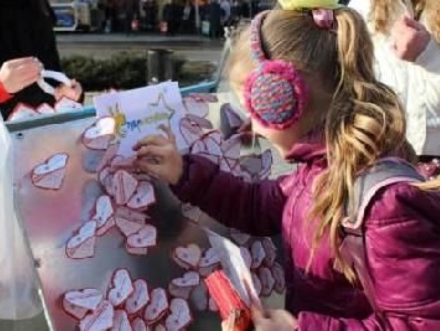 Запорожцы оставили свои пожелания на "стене любви"