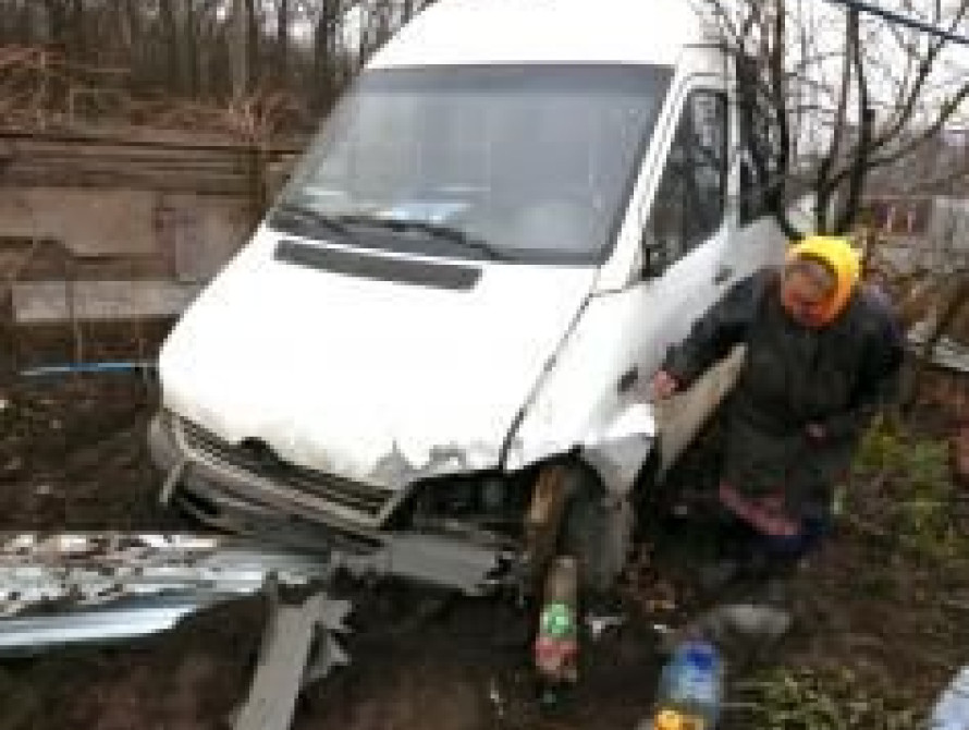 В Запорожье маршрутка влетела в частный двор