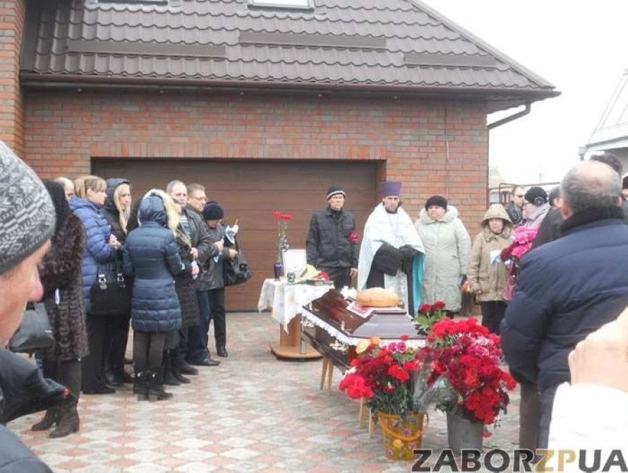 В Запорожье похоронили сгоревшего в машине активиста автомайдана