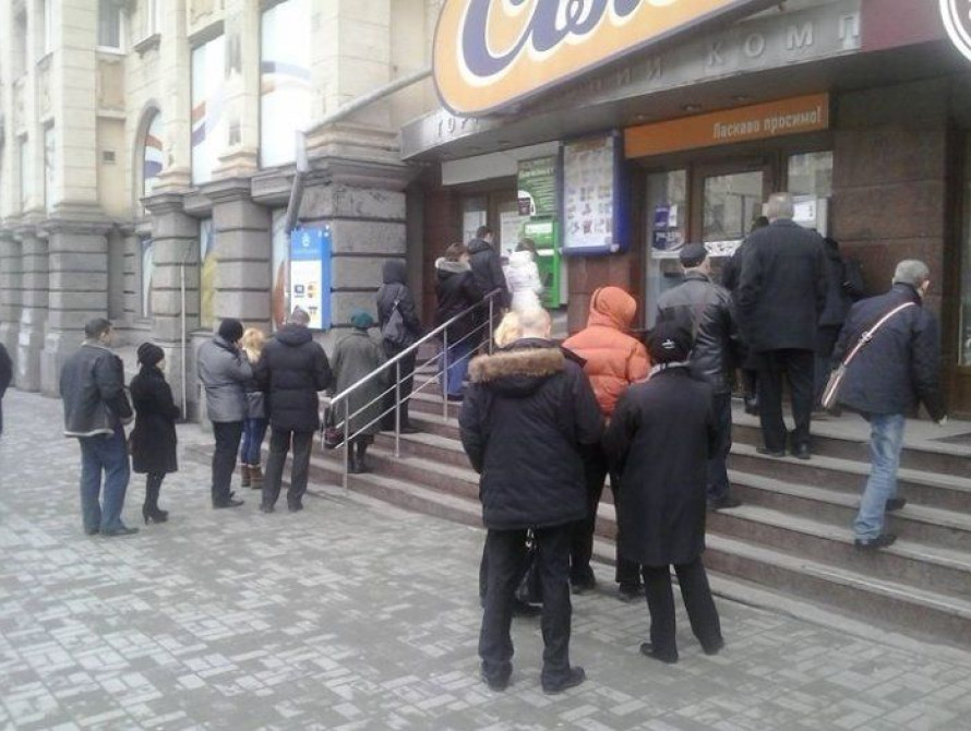 В Запорожье паника, люди атакуют банкоматы 