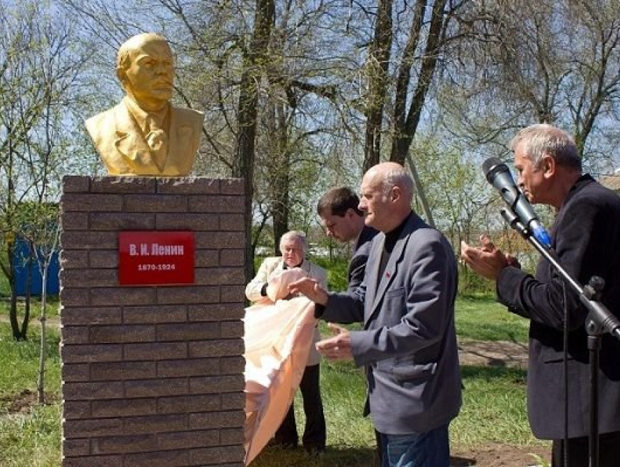 Под Запорожьем снесли памятник Ленину