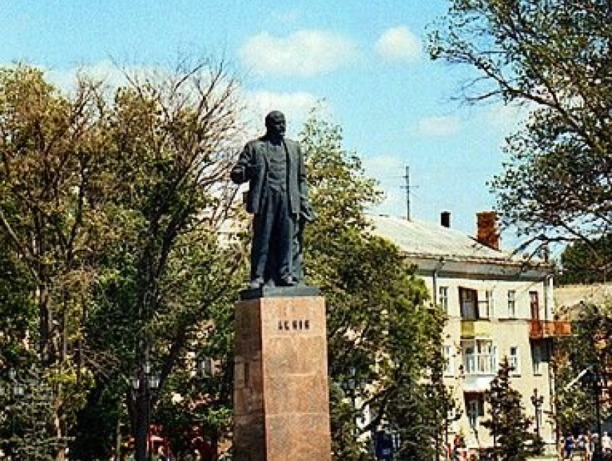 В Бердянске проведут опрос о переносе памятника Ленину 