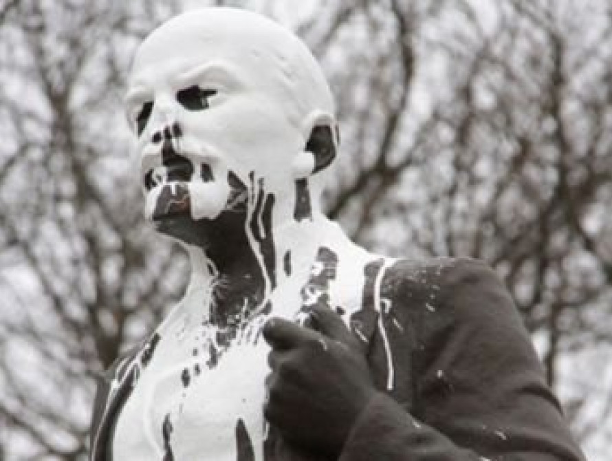 В Мелитополе облили краской памятник Ленину