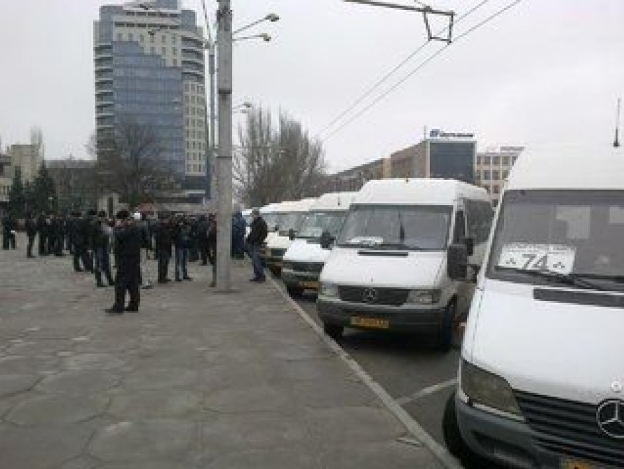 В Запорожье маршрутчики митингуют под облгосадминистарцией