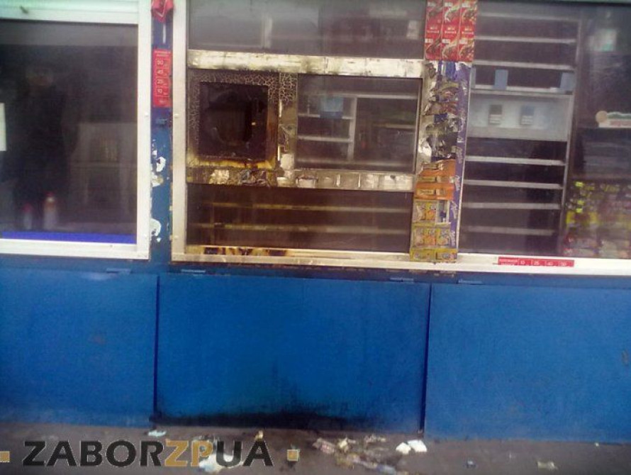 В Запорожье возле областной больницы сожгли киоски