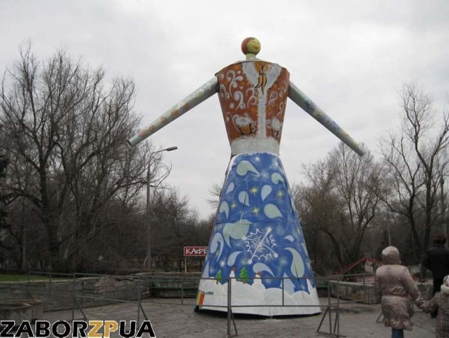 В Запорожье в "Дубовке" Масленица прошла с "ледяной" горкой и соломенным лабиринтом 