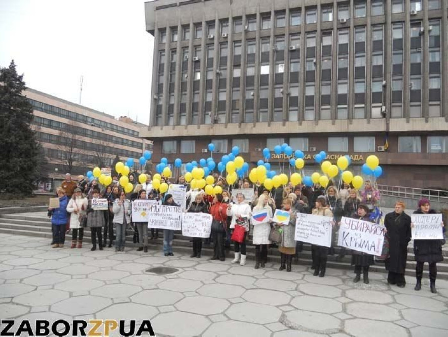 В Запорожье женщины вышли на акцию против войны  