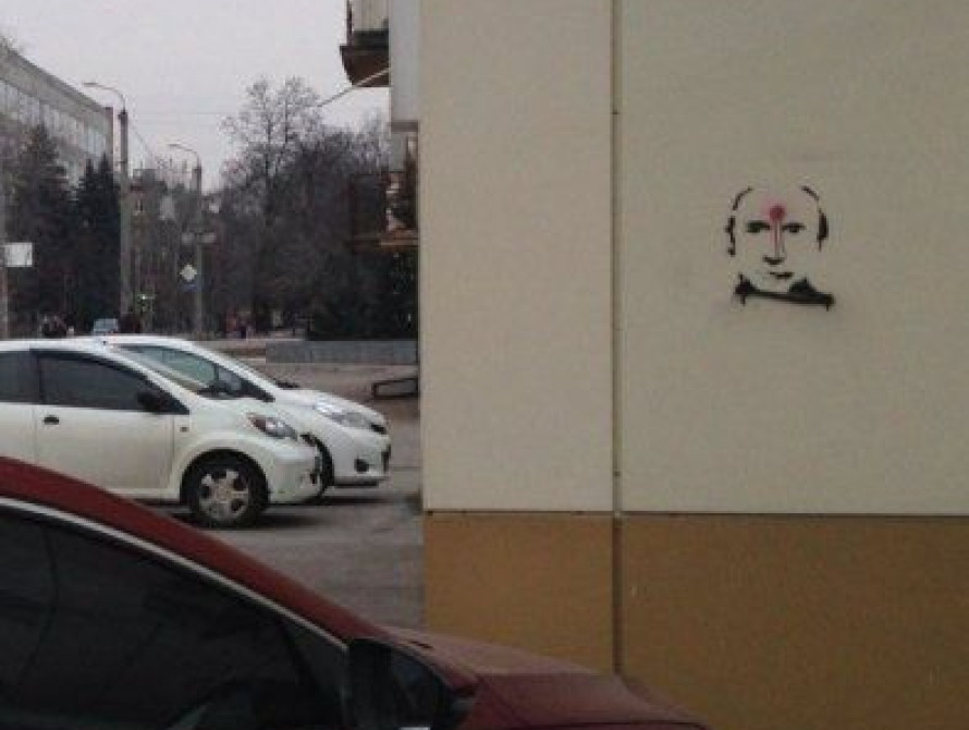 В Запорожье стены обрисовывают Путиным 