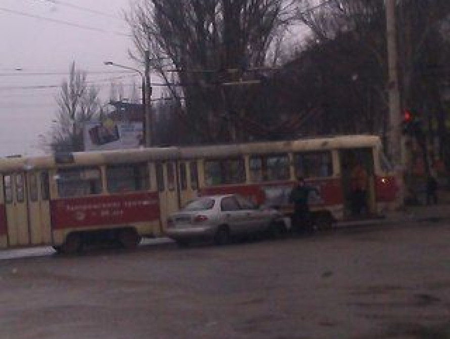 В Запорожье легковушка столкнулась с трамваем