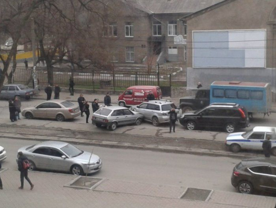 В Запорожье на трамвайных путях столкнулись две легковушки