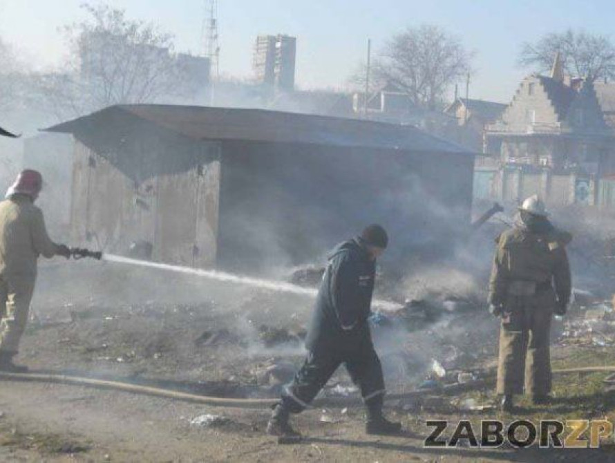 В Запорожье на Зеленом две пожарные машины тушили кучу мусора