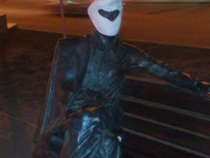 В Запорожье на памятник одели балаклаву