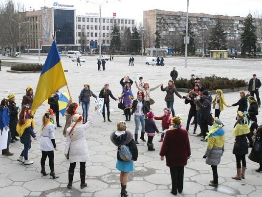 В Запорожье женщины с детьми встретили мирную весну с танцами