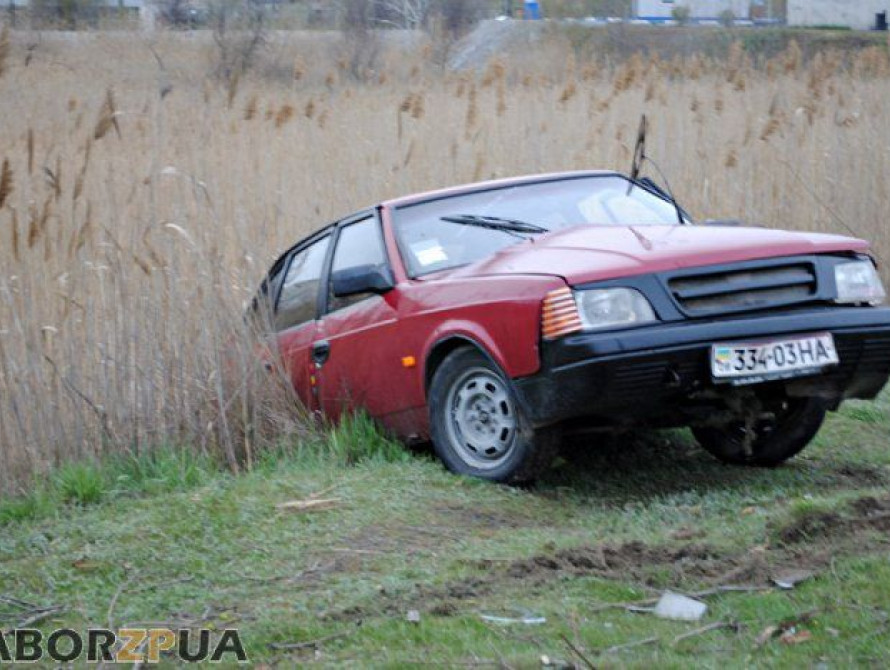 В Запорожье на въезде на "Пески" разбилась машина