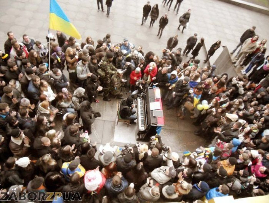 В Запорожье пианист-экстремист сыграл у стен облсовета