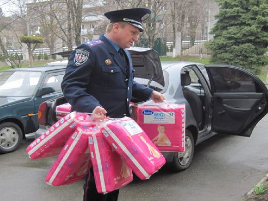 В Запорожье милиционеры подарили детям памперсы