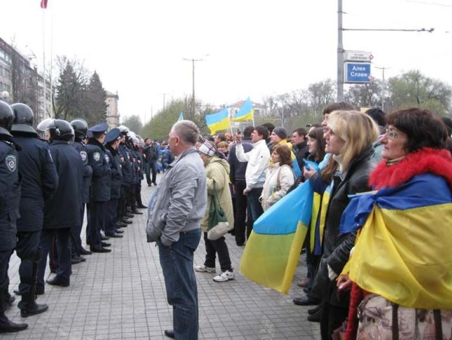 В Запорожье проходят столкновения между майданом и антимайданом (ОБНОВЛЕНО)