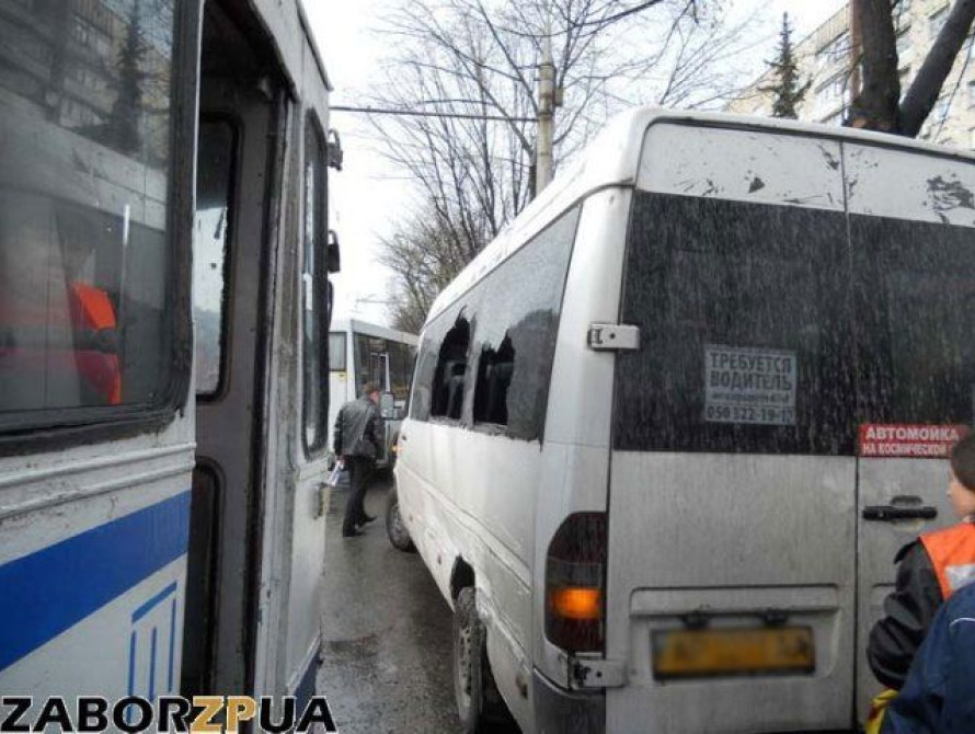 В Запорожье маршрутка столкнулась с троллейбусом