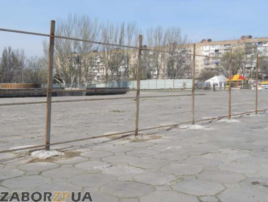 В Запорожье сносят забор вокруг фонтана на пл. Фестивальной