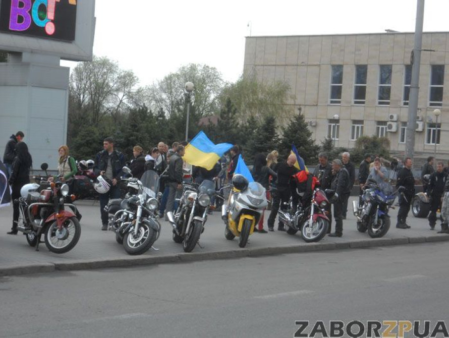 В Запорожье прошел масштабный автопробег в поддержку единства страны