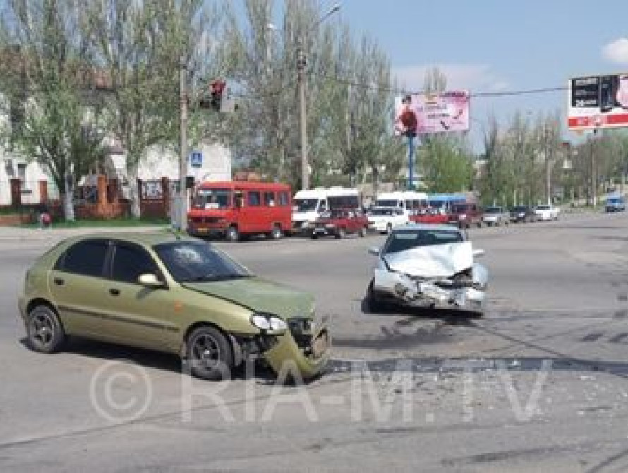 В Мелитополе на перекрестке столкнулись две легковушки