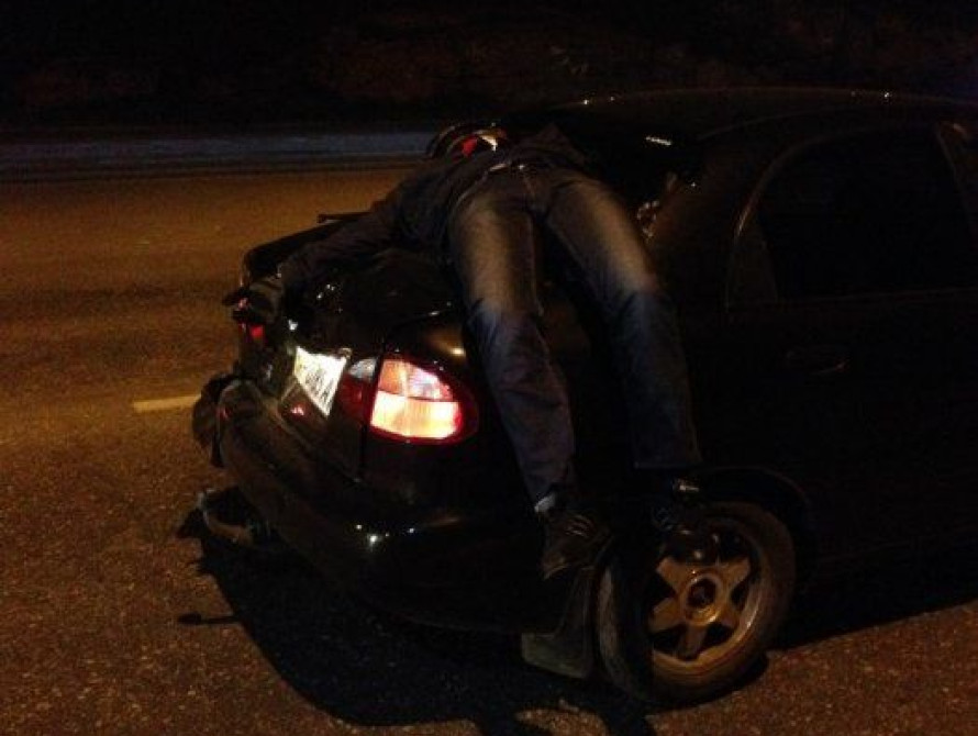 В Запорожье мотоциклист врезался в легковушку. Пострадавший в больнице