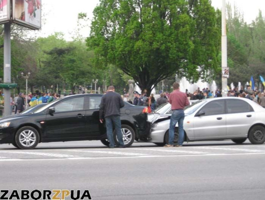 В центре Запорожья столкнулись две легковушки