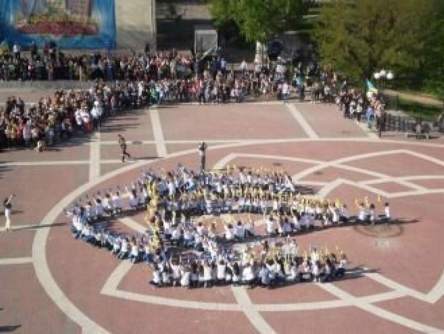 В Мелитополе на патриотический флешмоб собралось 500 человеек