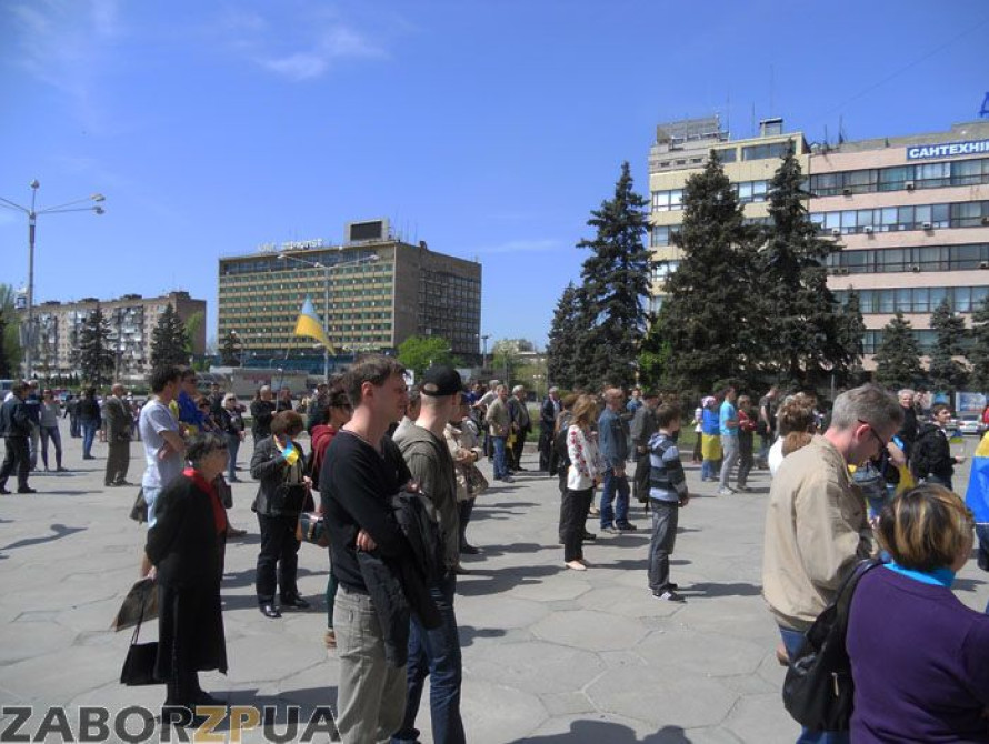 В Запорожье на Майдане почтили память погибших в Киеве активистов 