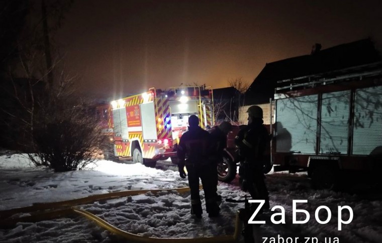 В Запорожье произошел масштабный пожар в общежитии: тушили его 28 пожарных (фото)