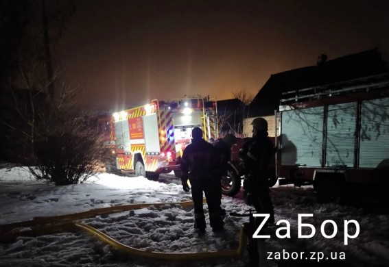 В Запорожье произошел масштабный пожар в общежитии: тушили его 28 пожарных (фото)