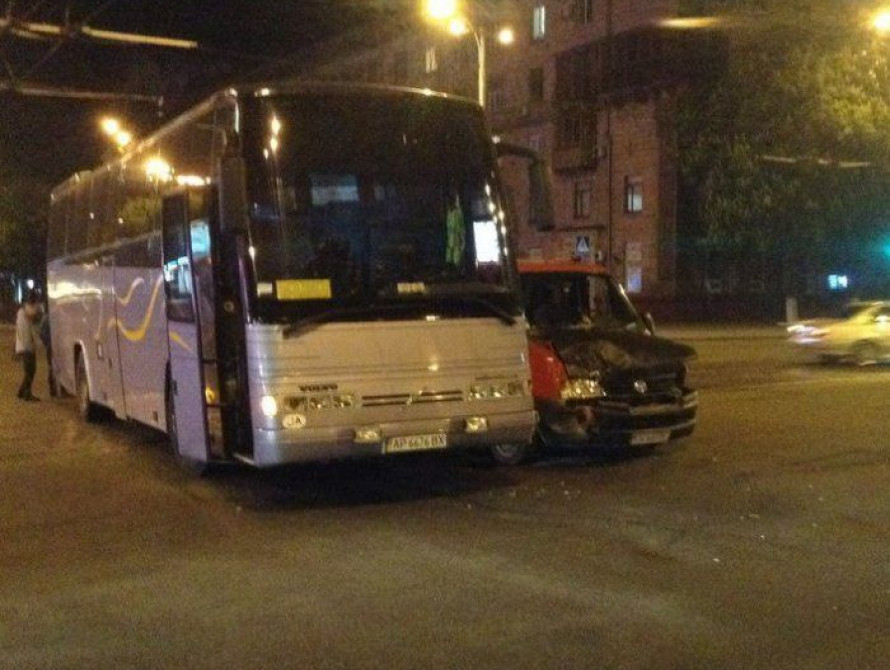 В Запорожье в центре города Fiat столкнулся с автобусом