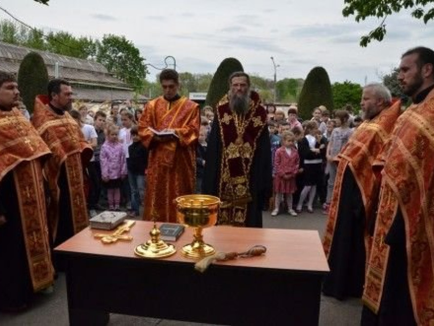 В Запорожье Владыка Лука освятил ботанический сад