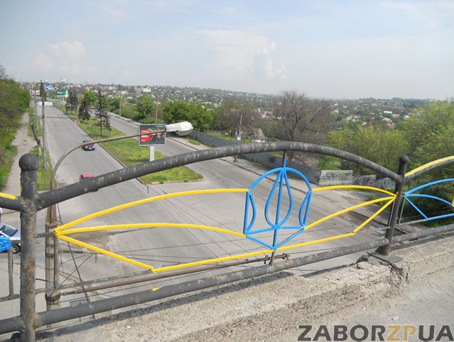 Запорожская молодежь раскрасила дамбу в патриотические цвета