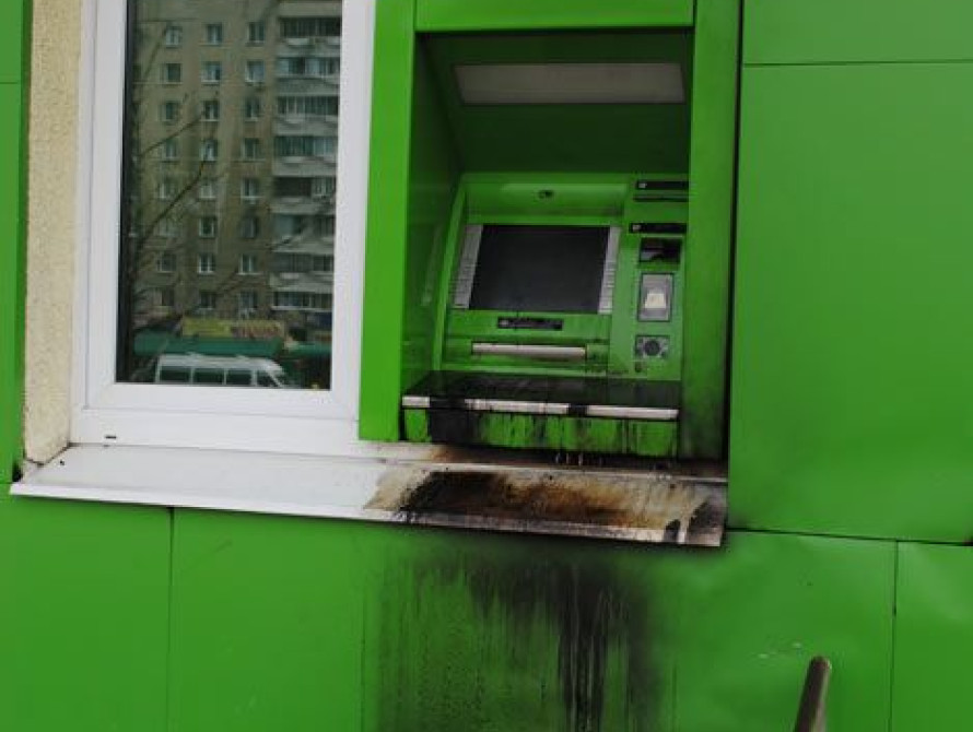 В Запорожье сожгли банкомат "ПриватБанка"
